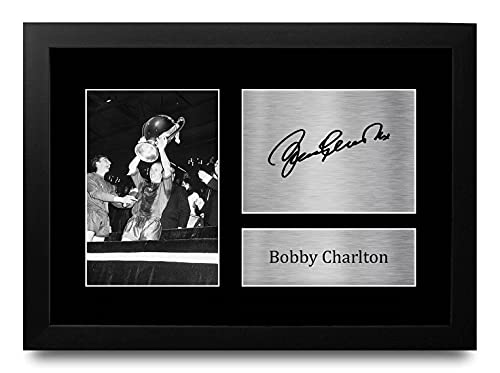 HWC Trading Bobby Charlton A4 Gerahmte Signiert Gedruckt Autogramme Bild Druck-Fotoanzeige Geschenk Für Fußball Fans von HWC Trading