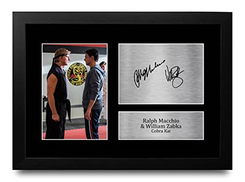 HWC Trading FR A4 Ralph Macchio & William Zabka Cobra Kai Geschenke Gedrucktes Signiertes Autogramm Foto für Fans von Fernsehshows - A4 Framed von HWC Trading