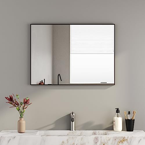 HY-RWML Wandspiegel, 50x70cm Spiegel groß Schwarz Rechteckiger Edelstahl Kosmetikspiegel und Splitterschutz für Badezimmer Wohnzimmer Glatte Spiegeloberfläche horizontaler und vertikaler Einbau von HY-RWML