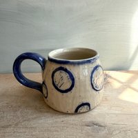 Spotty Geschnitzte Keramiktasse in Creme Und Blau von HabulousCeramics