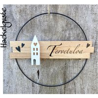 30 cm Großer Türkranz Tervetuloa Finnland Willkommen Haus Metallring Geschenk Hauseinweihung Freundin Türschild Holzschild Eingang 30 cm Großer Türkranz Tervetuloa Finnland Willkommen Haus Metallring Geschenk Hauseinweihung Freundin Türschild Holzschild Eingang von Haekelguste