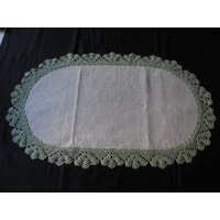 Großer Tischläufer Oval Leinen 46 cm X 75 Vintage Hellbeige Mit Olivgrüner Häkelborte von Haekeliris