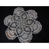 Häkeldeckchen Rund Handarbeit Perlweiß Durchmesser 30 cm von Haekeliris