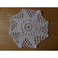 Häkeldeckchen Rund Handarbeit Weiß Durchmesser 13 cm Häkeldeckchen Rund Handarbeit Weiß Durchmesser 13 cm von Haekeliris