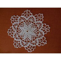 Häkeldeckchen Rund Handarbeit Weiß Durchmesser 17 cm von Haekeliris