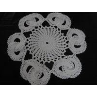 Häkeldeckchen Rund Handarbeit Weiß Durchmesser 25 cm Aufwendig Verschlungen Häkeldeckchen Rund Handarbeit Weiß Durchmesser 25 cm Aufwendig Verschlungen von Haekeliris