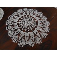 Häkeldeckchen Rund Handarbeit Weiß Durchmesser 32 cm Spitzenhäkelei Häkeldeckchen Rund Handarbeit Weiß Durchmesser 32 cm Spitzenhäkelei von Haekeliris