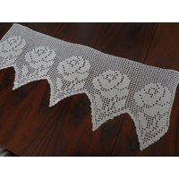 Häkelgardine Perlweiß Gardine Gehäkelt 30 cm X 74 Rosenmuster Grobes Garn Häkelgardine Perlweiß Gardine Gehäkelt 30 cm X 74 Rosenmuster Grobes Garn von Haekeliris