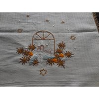 Tischläufer 40 X 90 Altes Leinenhandtuch Mit Weihnachtsmotiv Bestickt Upcycle Tischläufer 40 X 90 Altes Leinenhandtuch Mit Weihnachtsmotiv Bestickt Upcycle von Haekeliris