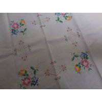 Weiße Mitteldecke Baumwolle Rosenmuster Im Kreuzstichmuster 80 cm X Neuwertig Weiße Mitteldecke Baumwolle Rosenmuster Im Kreuzstichmuster 80 cm X Neuwertig von Haekeliris