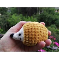 Süßer Kleiner Kuschel-Igel in Gold, Gehäkelt von Haekelperle