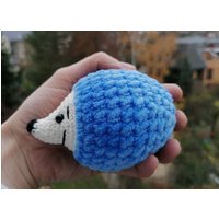 Süßer Kleiner Kuschel-Igel in Hellblau, Gehäkelt von Haekelperle