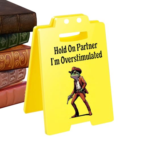 Overstimulated Desk Schild - Humorvolle Lustige Büroschilder | Schulmaterial für Klassenzimmer Wohnheim Schlafzimmer Eingangsbereich Garten Wohnung Auto Schule von Hailerio