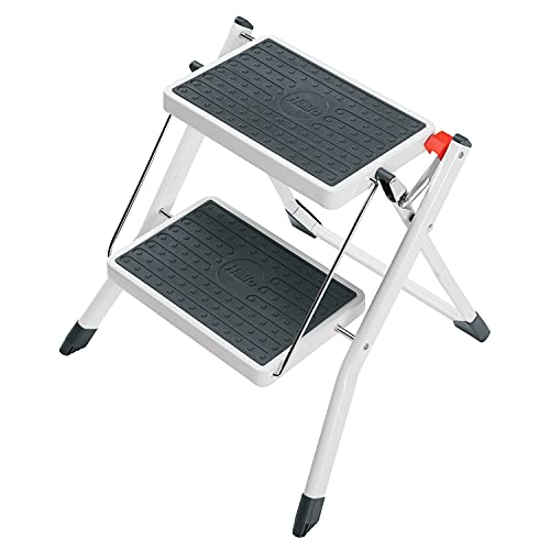 Hailo MK60 Mini Stahl-Trittleiter - 2 große Stufen mit Anti-Rutsch-Matten bis 150kg - Klappsicherung mit Entriegelungstaste - Tragegriff - Klapptrittleiter rostfrei und einfach zu verstauen - weiß von Hailo