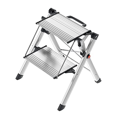 Hailo MK80 ComfortLine Alu-Klapptritt-Leiter - 2 große Stufen bis 150 kg - Komfort-Trittleiter mit Tragegriff mit integrierter Entriegelungsfunktion - Füße mit Soft-Grip-Sohle - rostfrei - Silber von Hailo