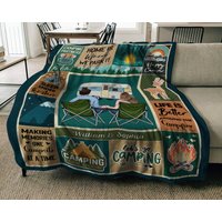 Das Leben Ist Besser Am Lagerfeuer - Geschenk Für Campingliebhaber Personalisierte Fleece-Decke, Individuelle Camping Paar-Decke von HakkiAsanStudio