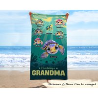 Diese Oma Gehört Der Schildkröte - Personalisiertes Strandtuch Mama Nana Strandtuch, Baby Meeresschildkröten Diese Oma Gehört Der Schildkröte - Personalisiertes Strandtuch Mama Nana Strandtuch, Baby Meeresschildkröten von HakkiAsanStudio