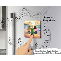 Mama Für Uns, Du Bist Die Welt, Aquarell Landschaft - Personalisierter Benutzerdefinierter Musik-Kühlschrankmagnet, Der Lieder Spielen Kann Mama Für Uns, Du Bist Die Welt, Aquarell Landschaft - Personalisierter Benutzerdefinierter Musik-Kühlschrankmagnet, Der Lieder Spielen Kann von HakkiAsanStudio