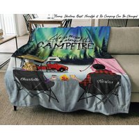 Personalisierte Custom Camping Fleece-Decke - Das Leben Ist Besser Am Lagerfeuer, Paar Decke, Rv Car, Camper Partner Geschenk von HakkiAsanStudio