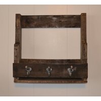 Große Rustikale Hutablage Mit Geschlossenen Regal, Holz Hut Rack, Metallhaken, Wand Montiert | Zurückgefordert Palettenholz von HaleyHandmadeHarvest