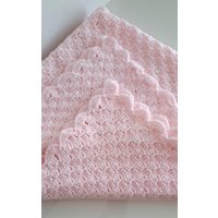 Handgestrickte Babydecke - Rosa Häkeldecke Baby Mädchen Geschenk Für Kinderzimmer Dekor Babypartygeschenk von HalinasComfyKnits