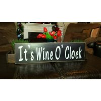 "It's Wine O Clock Distressed Holzschild Rustikales Schild Bauernhaus Dekor Fixierer Oberer Wandbehang "It's Wine O Clock Distressed Holzschild Rustikales Schild Bauernhaus Dekor Fixierer Oberer Wandbehang von HalliesCollectibles