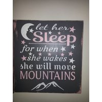 Let Her Sleep She Will Move Mountains Distressed Holzschild Wandbehang Baby Schild Baby-Dusche-Geschenk Dekor Kinderzimmer Let Her Sleep She Will Move Mountains Distressed Holzschild Wandbehang Baby Schild Baby-Dusche-Geschenk Dekor Kinderzimmer von HalliesCollectibles