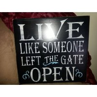 Live Like Someone Left The Gate Open Holzschild Distressed Rustikales Dekor Inspirierender Spruch Abenteurer Reise Geschenk Wanderlust Hundeliebhaber Live Like Someone Left The Gate Open Holzschild Distressed Rustikales Dekor Inspirierender Spruch Abenteurer Reise Geschenk Wanderlust Hundeliebhaber von HalliesCollectibles