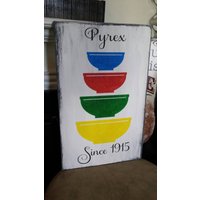 Pyrex Holzschild Rustikales Rustikales Holz Wandbehang Primitiv Küchen Dekor Bauernhaus Zeichen Nistschalen Primärfarben von HalliesCollectibles