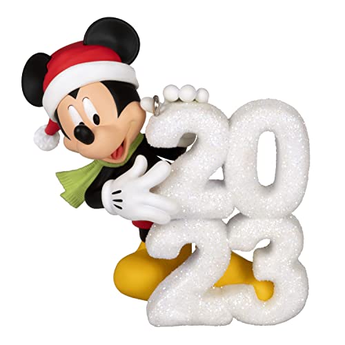 Hallmark Keepsake Weihnachtsdekoration 2023, Disney Mickey Mouse A Year of Disney Magic, Geschenke für Disney-Fans von Hallmark Keepsake