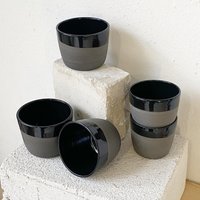 Keramik Becher Aus Grauem Ton, Schwarz Glänzend Glasiert Keramik Becher Aus Grauem Ton, Schwarz Glänzend Glasiert von HalloKeramik