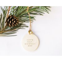 Babys Erste Christbaumkugel 2025 - Weihnachtsbaumschmuck Mit Glöckchen Weißes Modelliermasse Babys Erste Christbaumkugel 2025 - Weihnachtsbaumschmuck Mit Glöckchen Weißes Modelliermasse von HaloandHaloStore