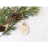 Mr Und Mrs Weihnachtskugel - Paar Kugel Weiße Tonverzierung Mit Glöckchen Mr Und Mrs Weihnachtskugel - Paar Kugel Weiße Tonverzierung Mit Glöckchen von HaloandHaloStore