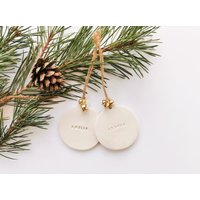 Personalisierte Name Weihnachtskugel - Weiße Weihnachtsbaum Ornament Mit Glöckchen Personalisierte Name Weihnachtskugel - Weiße Weihnachtsbaum Ornament Mit Glöckchen von HaloandHaloStore