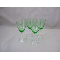 Art Deco Weingläser Grün Farblos Weinglas Schlicht Mit Girlande Antik Vintage 4 Stück von HamburgVintage