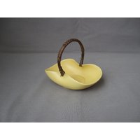 Henkelschale Konfektschale Schale Keramik Gelb Mit Korbhenkel 715.2 Mid Century Vintage von HamburgVintage