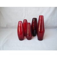 Vase Rot Farbiges Glas Oval Glasvase Mid Century Vintage von HamburgVintage