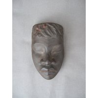 Wandmaske Kleiner Kopf Gesichtsmaske Maske Keramik Signiert Frau Mann Mid Century Vintage Wandmaske Kleiner Kopf Gesichtsmaske Maske Keramik Signiert Frau Mann Mid Century Vintage von HamburgVintage