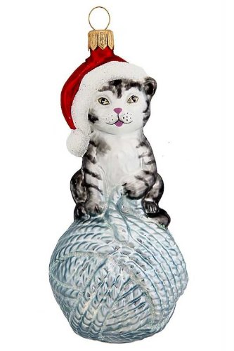 Hamburger Weihnachtskontor - Tannenbaumschmuck aus Glas -Katze auf Wollknäuel hellblau von Hamburger Weihnachtskontor - GBR