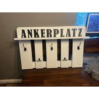 Garderobe Kleiderhaken Palettengarderobe Flur Haken Jackenständer Ankerplatz Anker Maritim Landhaus Holzgarderobe Holz von HamburgerHolzjung