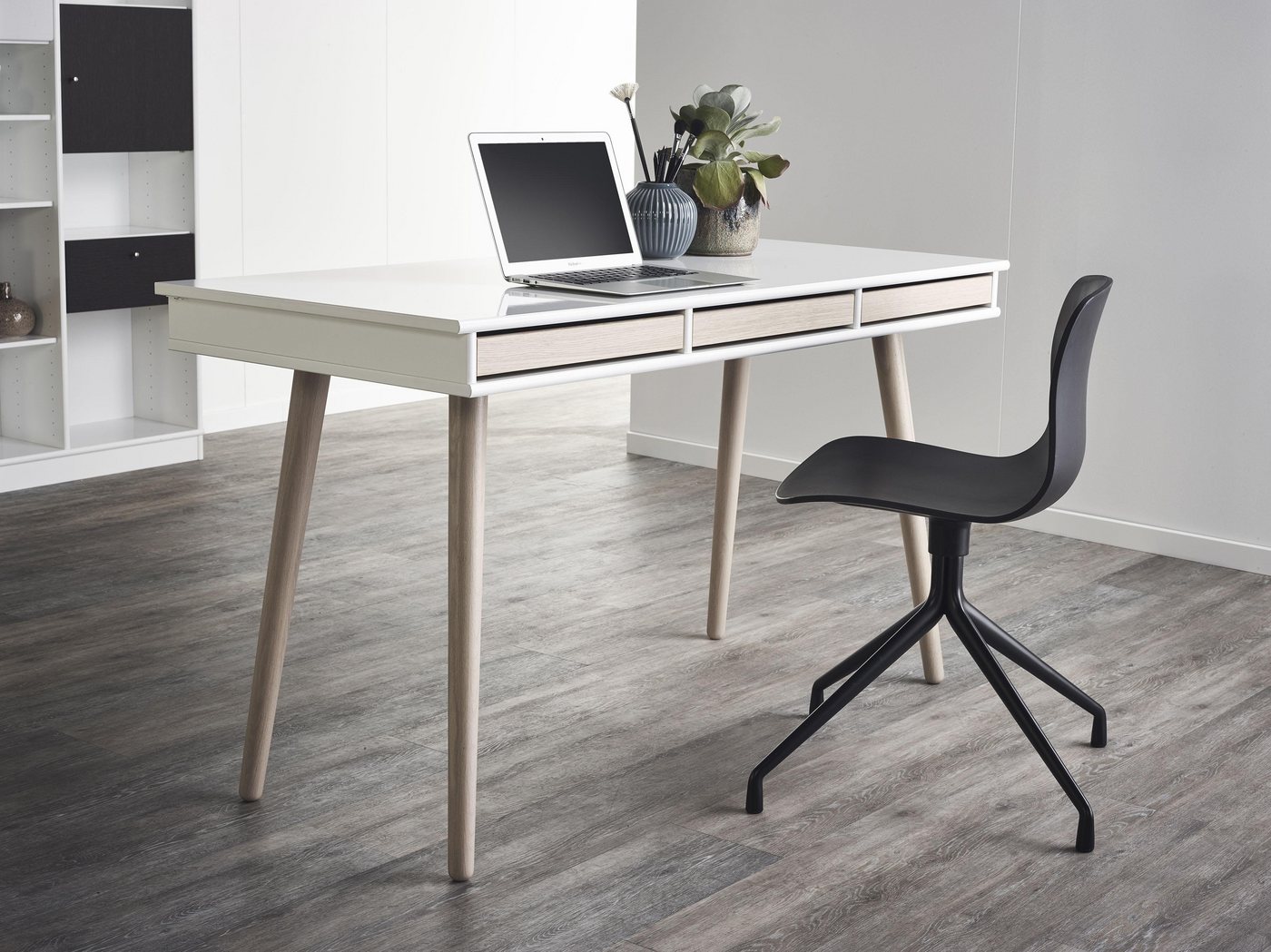 Hammel Furniture Schreibtisch Mistral Bürotisch, Arbeitstisch, Tisch, Computertisch, Holzbeinen, B: 137,4 cm, Designmöbel Hammel Furniture Schreibtisch Mistral Bürotisch, Arbeitstisch, Tisch, Computertisch, Holzbeinen, B: 137,4 cm, Designmöbel von Hammel Furniture