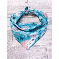 Rosa Und Weißes Blumen Bandana ~ Zum Binden Hunde Mutter Geschenk Katzen Hundeschal Katzenschal Personalisiertes von HandAndPawDesigns