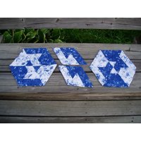Handgesteppte Delft Blue Hexagon Tischsets Und Becherteppiche, Je Zwei Im Set von HandSewnByPeggy