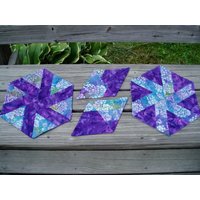 Handgesteppte Hexagon-Platzsets Und Becherteppiche in Einem Reichen Lila Bunten Blumen Handgesteppte Hexagon-Platzsets Und Becherteppiche in Einem Reichen Lila Bunten Blumen von HandSewnByPeggy