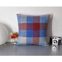 Harris Tweed Kissenhülle, Handgefertigt | Rot, Blau, Graues Big Block Karo Harris Tweed Kissenhülle, Handgefertigt | Rot, Blau, Graues Big Block Karo von HandbagsandHome