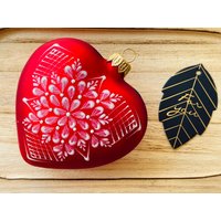1x Kugel, Handgemaltes Weihnachtskugel Rot-Weiß Herz Aus Glas Mit/Ohne Maßgefertigter Geschenkverpackung 10 cm | 3.9 Inch Muster #1 von HandcraftArtOfficial