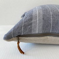 Kissenbezug Mit Blau-Grauen Streifen Und Reißverschluss-Leder Pull 14x24 22"22"2024" von Handcraftedbymisa