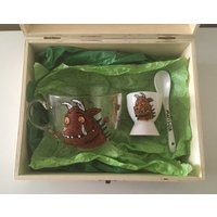 Gruffalo Geschenk-Set - Von Hand Bemalt Becher Und Eierbecher Set Mit Holz Geschenk-Box von HandedOnAPlate