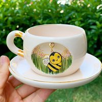 Handgemachte Biene Tasse Personalisierte Keramik Kaffeetasse Mit 24K Gold Handgemachte Biene Tasse Personalisierte Keramik Kaffeetasse Mit 24K Gold von HandmadeBskCeramics
