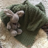 Handgemachte Gehäkelte Baby Decke Tarngrün Bambusgarn von HandmadeByAtlas